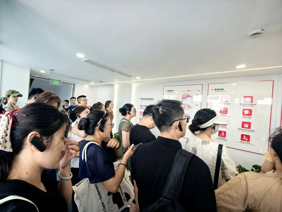 会员在参观通道聆听讲解