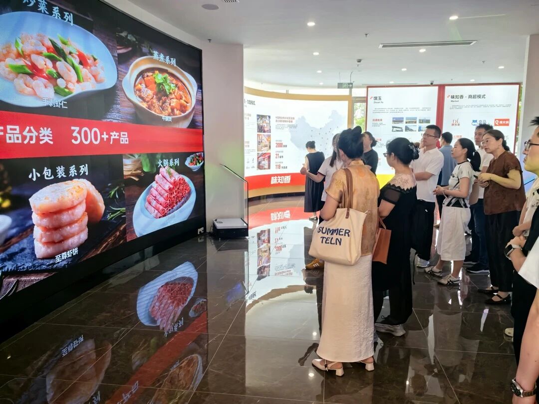 会员在展览馆 300+ 产品展区交流